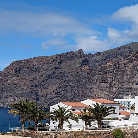 Concanas - Los Gigantes Centre * Acantilado de los Gigantes